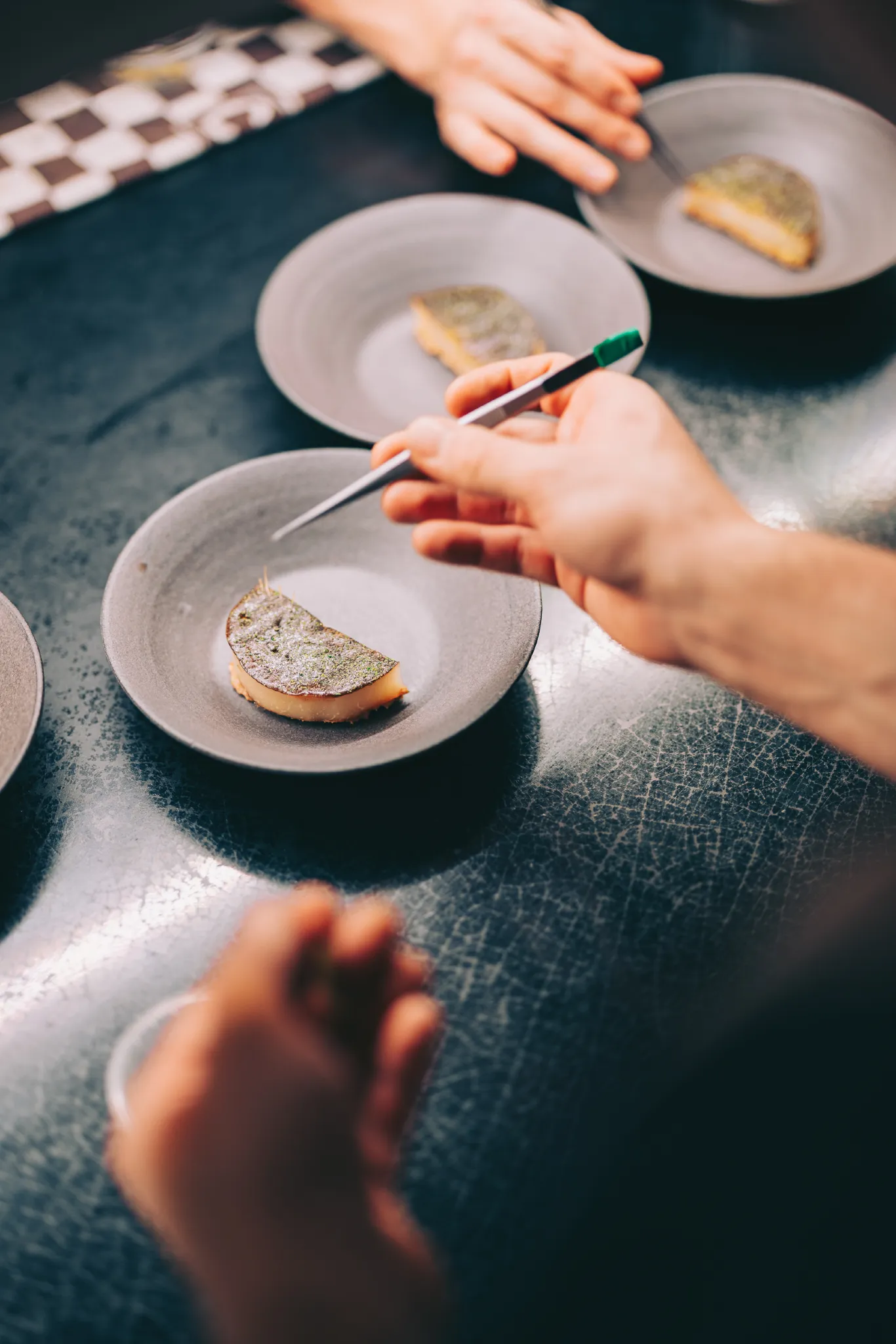 BAUCHGEFÜHLT TRIFFT AUF INTELLEKT — Dine