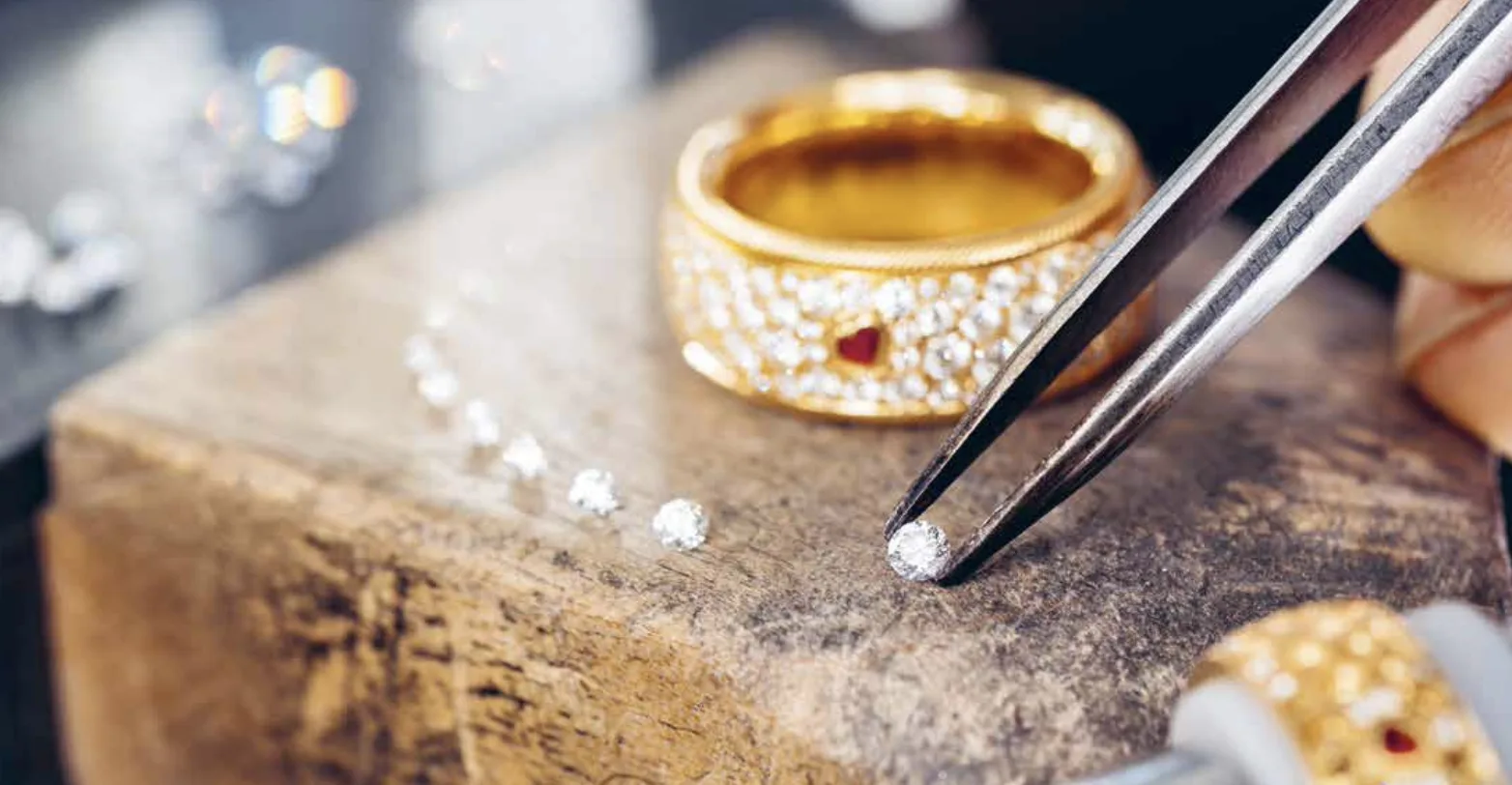 Wie kann Schmuck Glück, Liebe oder Erfolg einfangen? — Aufmacher (Magazin)