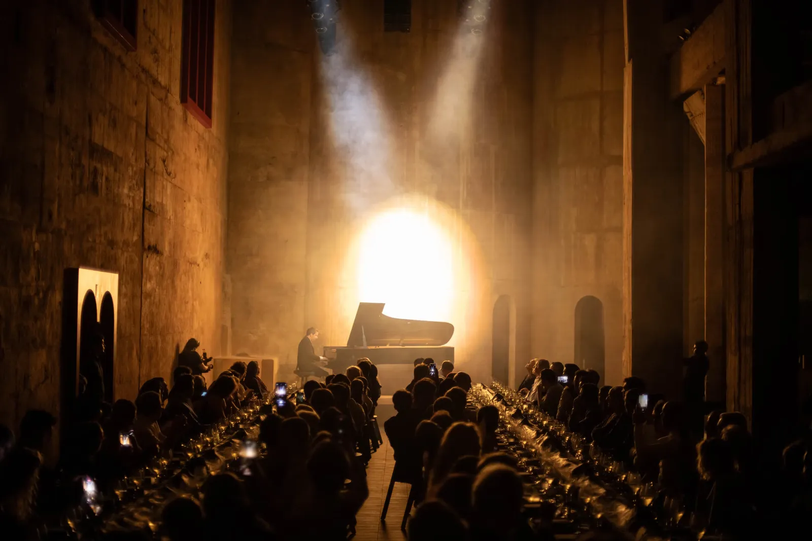RÉVÉLATION: SPECTACULAR SPECTACULAR — Aufmacher (Dine)